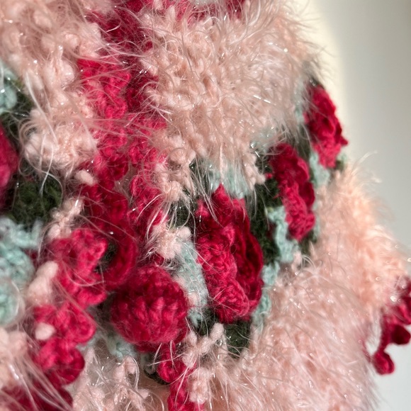 Knit crochet pink fluffy yarn red rose floral green leaf dangling trim capelet - Picture 4 of 8